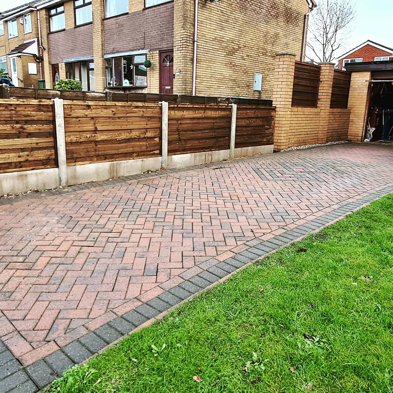 fencing in Oldham FENCES 4 U LTD