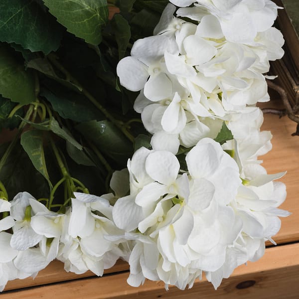 White Hydrangea Bouquet 19064 b