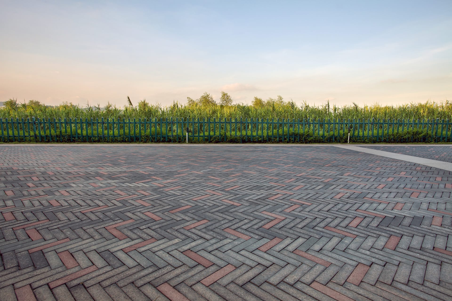 paving-stone-driveway-42607377